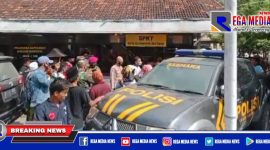 Tampak sekelompok warga dari Desa Tragih mendatangi dan memadati Mapolsek Robatal, Sampang.