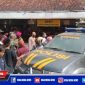 Tampak sekelompok warga dari Desa Tragih mendatangi dan memadati Mapolsek Robatal, Sampang.