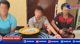 Tiga pelaku judi sabung ayam beserta barang buktinya saat diamankan di Mapolsek Kenjeran.
