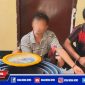 Tiga pelaku judi sabung ayam beserta barang buktinya saat diamankan di Mapolsek Kenjeran.