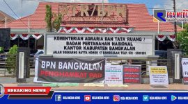 Terlihat sejumlah poster keluhan masyarakat terpampang di depan kantor ATR/BPN Bangkalan
