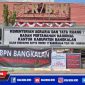 Terlihat sejumlah poster keluhan masyarakat terpampang di depan kantor ATR/BPN Bangkalan