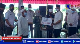 Bupati Bangkalan, ( R. Abdul Latif Amin Imron) secara simbolis memberikan bantuan insentif terhadap guru ngaji dan madin