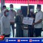 Bupati Bangkalan, ( R. Abdul Latif Amin Imron) secara simbolis memberikan bantuan insentif terhadap guru ngaji dan madin
