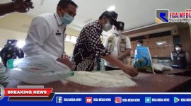 Wakil Gubernur Jatim, (Emil Elistianto Dardak) bersama Bupati Bangkalan ( R. Abdul Latif Amin Imron) saat mengecek bantuan beras Kemensos di Gudang Dinas Sosial Bangkalan.