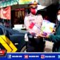 Kanit Lantas Polsek Kenjeran (Ipda Supriyono) saat memberikan sembako beras.