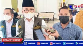 Bupati Bangkalan (R. Abdul Latif Amin Imron) saat diwawancara awak media.