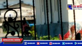 Terlihat sepasang remaja berpakaian kaos warna biru dan busana warna merah muda (pink) tengah bermesraan diatas sepeda motor.