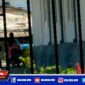 Terlihat sepasang remaja berpakaian kaos warna biru dan busana warna merah muda (pink) tengah bermesraan diatas sepeda motor.