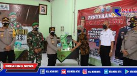 Kapolres Pelabuhan Tanjung Perak (AKBP Ganis Setyaningrum) saat menyerahkan bantuan peralatan penanganan Covid-19.