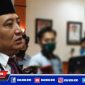Sekretaris Gugus Tugas Covid-19 Kabupaten Sampang (Yuliadi Setiyawan) saat diwawancara awak media.