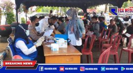 Tampak warga mulai memadati gerai presisi vaksinasi didepan Pendopo Bupati Sampang.