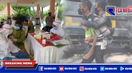 Terlihat anggota Satlantas Polres Sampang menggendong penyandang disabilitas ke gerai vaksin dan pelajar mulai divaksinasi, serta mendapat pelayanan dari tenaga kesehatan.