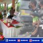 Terlihat anggota Satlantas Polres Sampang menggendong penyandang disabilitas ke gerai vaksin dan pelajar mulai divaksinasi, serta mendapat pelayanan dari tenaga kesehatan.