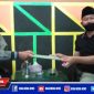 Ketua JCW Sampang (H.Tohir) saat menyerahkan aspirasi tertulisnya kepada Sekertaris Komisi I DPRD Sampang (R. Aulia Rahman).