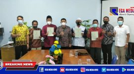 Kepala ATR/BPN Bangkalan bersama perwakilan penerima sertifikat tanah wakaf yayasan.