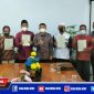 Kepala ATR/BPN Bangkalan bersama perwakilan penerima sertifikat tanah wakaf yayasan.