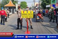 Petugas gabungan dari Polsek Semampir saat gelar Ops Yustisi, di Jl. Wonokusumo, Surabaya.
