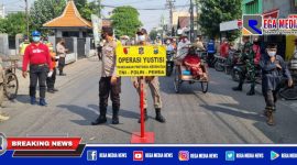 Petugas gabungan dari Polsek Semampir saat gelar Ops Yustisi, di Jl. Wonokusumo, Surabaya.