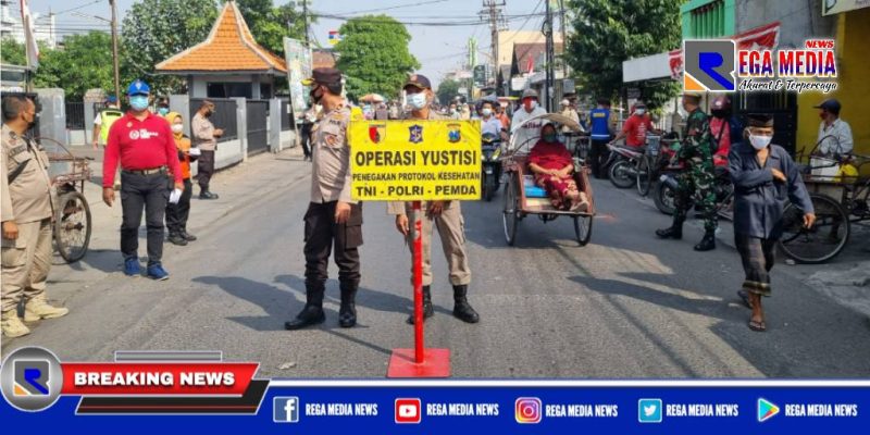 Petugas gabungan dari Polsek Semampir saat gelar Ops Yustisi, di Jl. Wonokusumo, Surabaya.