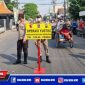 Petugas gabungan dari Polsek Semampir saat gelar Ops Yustisi, di Jl. Wonokusumo, Surabaya.