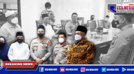 Kapolres Pelabuhan Tanjung Perak (AKBP Anton Elfrino Trisanto) didampingi Kapolsek saat kunjungan ke sejumlah pengurus takmir masjid.