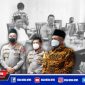 Kapolres Pelabuhan Tanjung Perak (AKBP Anton Elfrino Trisanto) didampingi Kapolsek saat kunjungan ke sejumlah pengurus takmir masjid.