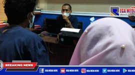 Anggota Satreskrim Polres Sampang saat mengintrogasi kedua pelaku pencurian di kantor PT WJS.