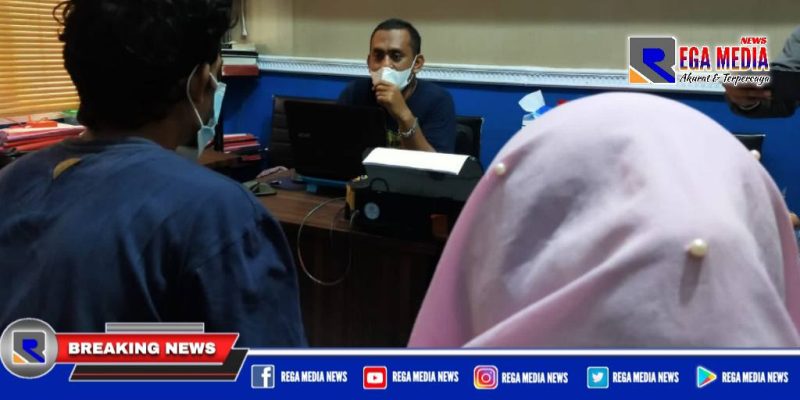 Anggota Satreskrim Polres Sampang saat mengintrogasi kedua pelaku pencurian di kantor PT WJS.
