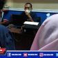 Anggota Satreskrim Polres Sampang saat mengintrogasi kedua pelaku pencurian di kantor PT WJS.