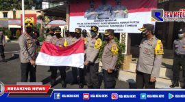 Kapolres Pelabuhan Tanjung Perak (AKBP Anton Elfrino Trisanto) saat membagikan bendera kepada Kapolsek jajaran.