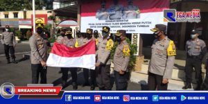 Kapolres Pelabuhan Tanjung Perak Bagikan Bendera dan Sembako