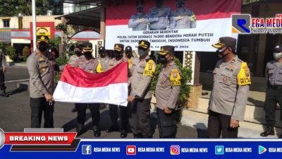Kapolres Pelabuhan Tanjung Perak Bagikan Bendera dan Sembako