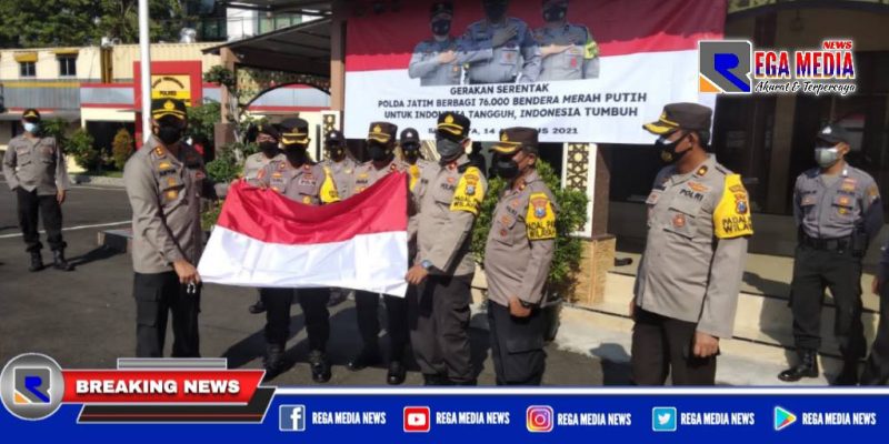 Kapolres Pelabuhan Tanjung Perak (AKBP Anton Elfrino Trisanto) saat membagikan bendera kepada Kapolsek jajaran.