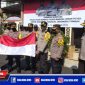 Kapolres Pelabuhan Tanjung Perak (AKBP Anton Elfrino Trisanto) saat membagikan bendera kepada Kapolsek jajaran.