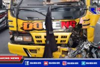Kendaraan satu unit mini bus dan sepeda motor yang terlibat kecelakaan.