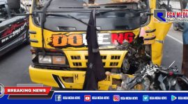 Kendaraan satu unit mini bus dan sepeda motor yang terlibat kecelakaan.