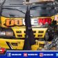 Kendaraan satu unit mini bus dan sepeda motor yang terlibat kecelakaan.