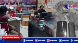Pelaku perjudian jenis togel (inisial MA) dan barang buktinya saat diamankan di ruang penyidikan Satreskrim Polres Sampang.