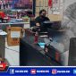 Pelaku perjudian jenis togel (inisial MA) dan barang buktinya saat diamankan di ruang penyidikan Satreskrim Polres Sampang.