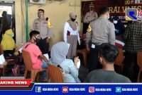 Kapolsek Pabean Cantikan (Kompol Kadek Oka Suparta) pantau langsung masyarakat yang mau vaksinasi.