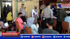 Kapolsek Pabean Cantikan (Kompol Kadek Oka Suparta) pantau langsung masyarakat yang mau vaksinasi.