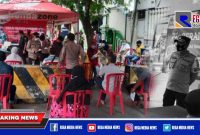 Kapolsek Semampir (Kompol Aryanto Agus) tinjau langsung kegiatan vaksinasi.