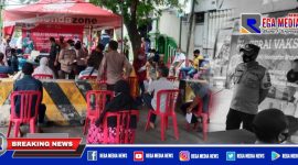Kapolsek Semampir (Kompol Aryanto Agus) tinjau langsung kegiatan vaksinasi.