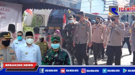 Irwasum Polri (Komjen Drs. Agung Budi Maryoto) saat meninjau gerai vaksinasi presisi didepan Pendopo Bupati Sampang.