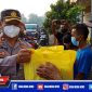 Kapolsek Krembangan (Kompol Redik Tribawanto) saat membagikan sembako kepada warga.