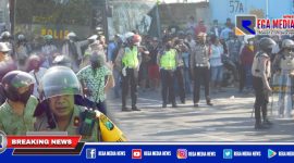 Tampak gabungan personel Polsek Asemrowo dan Polres Pelabuhan Tanjung Perak saat melakukan pengamanan di gudang Margomulyo, Surabaya.