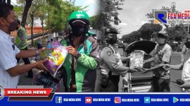 Anggota Polsek Krembangan saat berbagi sembako.