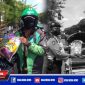 Anggota Polsek Krembangan saat berbagi sembako.