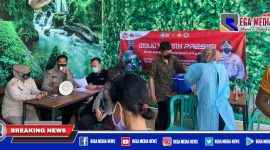 Petugas Polsek Asemrowo saat melakukan giat vaksinasi terhadap warga nelayan Sontoh Laut.